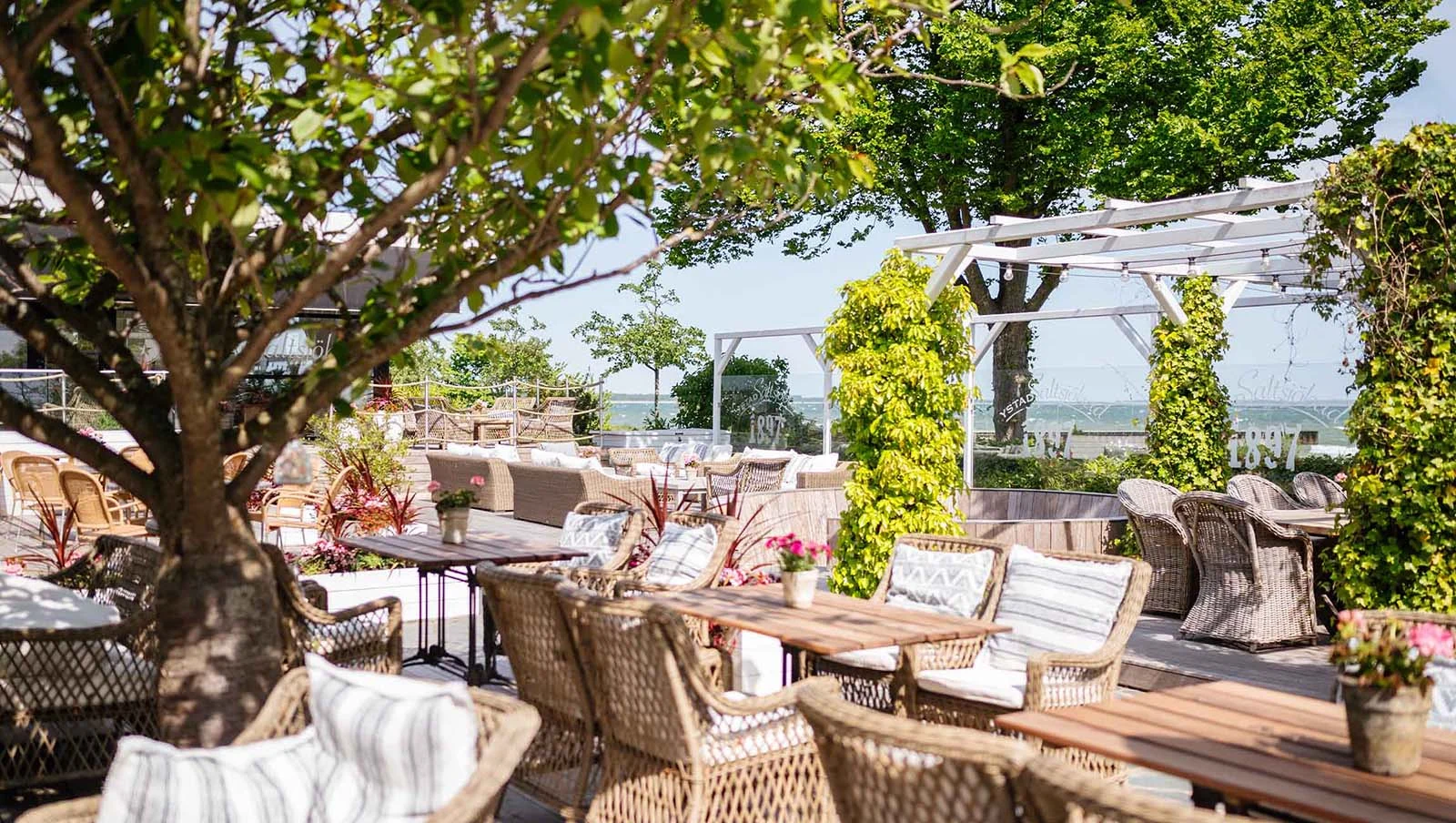 Lunch på terressen - med havet som bakgrund